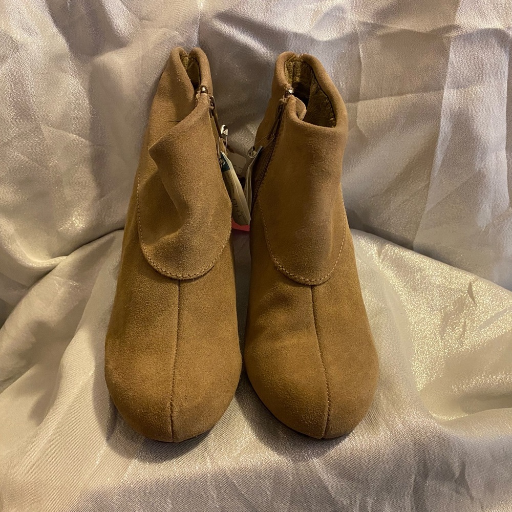 SKECHERS! EUC! Genuine suede leather booties! Size 7US.